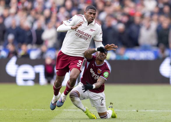 West Ham United v Arsenal FC, Premier League, Football, London Stadium, London, UK - 10 May 2026 Christhian Mosquera of Arsenal FC (3) fouls Crysencio Summerville of West Ham United (7) London London Stadium Stratford GBR, UK NEWSPAPERS OUT Copyright: xEllixBirchx