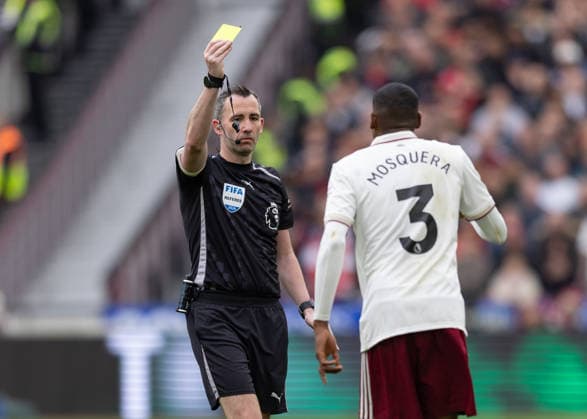 West Ham United v Arsenal FC, Premier League, Football, London Stadium, London, UK - 10 May 2026 Referee Chris Kavanagh gives Christhian Mosquera of Arsenal FC (3) after he fouls Crysencio Summerville of West Ham United (7) London London Stadium Stratford GBR, UK NEWSPAPERS OUT Copyright: xEllixBirchx