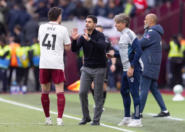 West Ham United v Arsenal FC, Premier League, Football, London Stadium, London, UK - 10 May 2026 Arsenal Manager Mikel Arteta speaks to Declan Rice of Arsenal FC (41) London London Stadium Stratford GBR, UK NEWSPAPERS OUT Copyright: xEllixBirchx