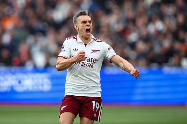 Premier League: West Ham United v Arsenal LONDON, UK - 10th May 2026: Leandro Trossard of Arsenal celebrates scoring his side s first goal during the Premier League match between West Ham United FC and Arsenal FC at London Stadium London London Stadium England United Kingdom Copyright: xCraigxMercerx xPeakxActionxPhotosx