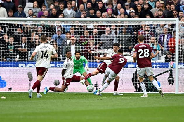 West Ham vs Arsenal Premier League Callum Wilson of West Ham United gets a shot in during the West Ham vs Arsenal, Premier League match at the London Stadium Stratford. London The London Stadium UK Copyright: xMartinxDaltonx WestHam_vs_Arsenal_100526_MD_018