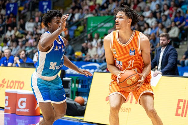 easyCredit Basketball Bundesliga BBL, Frankfurt am Main, Frankfurt Skyliners vs. Ratiopharm Ulm, Süwag Energie Arena Frankfurt am Main; 10.05.2026 easyCredit Basketball Bundesliga BBL, Frankfurt am Main, Germany - 10.05.2026: Alec Anigbata (Ratiopharm Ulm, 21) am Ball gegen Nahiem Alleyne (Frankfurt Skyliners, 4), Basketball Bundesliga, Spiel der Frankfurt Skyliners vs. Ratiopharm Ulm Süwag Energie Arena Frankfurt am Main Copyright: xBEAUTIFULxSPORTS Freudensteinx