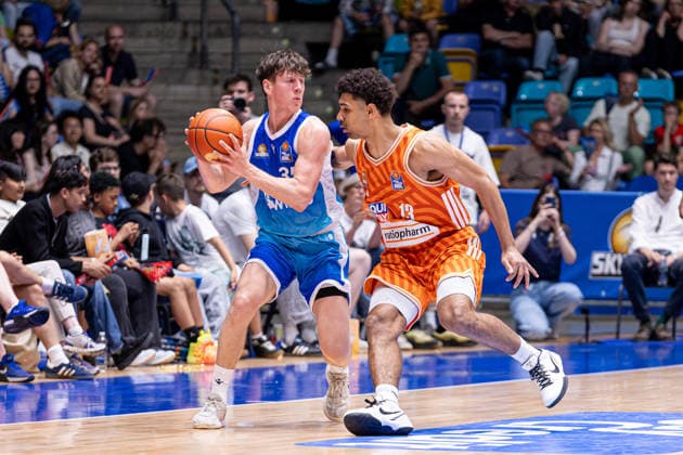 easyCredit Basketball Bundesliga BBL, Frankfurt am Main, Frankfurt Skyliners vs. Ratiopharm Ulm, Süwag Energie Arena Frankfurt am Main; 10.05.2026 easyCredit Basketball Bundesliga BBL, Frankfurt am Main, Germany - 10.05.2026: Lukas Smazak (Frankfurt Skyliners, 35) am Ball gegen Mark Smith (Ratiopharm Ulm, 13), Basketball Bundesliga, Spiel der Frankfurt Skyliners vs. Ratiopharm Ulm Süwag Energie Arena Frankfurt am Main Copyright: xBEAUTIFULxSPORTS Freudensteinx