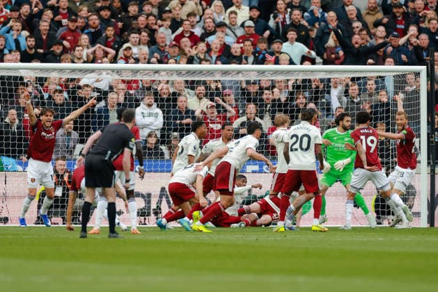 Premier League 2025 26 West Ham v Arsenal London Stadium 10.05.2026 Callum Wilson of West Ham United scores but the goal is checked and disallowed by Video Assistant Referee, Darren England for a foul by Pablo of West Ham United on David Raya of Arsenal Premier League 2025 26 West Ham v Arsenal London Stadium 10.05.2026 Photograph By Marc Aspland The Times  Copyright: xMarcxAsplandx NINTCHDBPICT001079658605