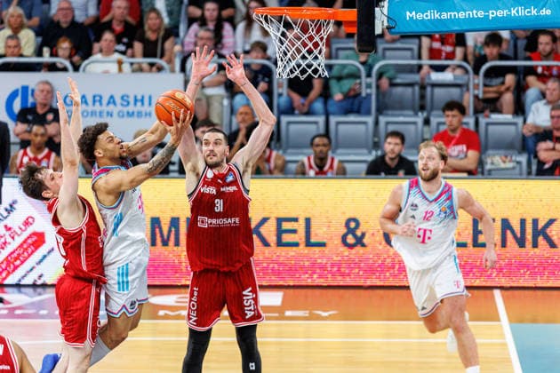 Adrian Petkovic (BMA365 Bamberg Baskets, 15), Alijah Comithier (Telekom Baskets Bonn, 02), Daniel Keppeler (BMA365 Bamberg Baskets, 31), BMA365 Bamberg Baskets vs. Telekom Baskets Bonn, Basketball, easyCredit BBL, 34. Spieltag, 10.05.2026 BMA365 Bamberg Baskets vs. Telekom Baskets Bonn, Basketball, easyCredit BBL, 34. Spieltag, 10.05.2026 Bamberg Copyright: xEibner-Pressefoto G.xSantemizx EP_EER