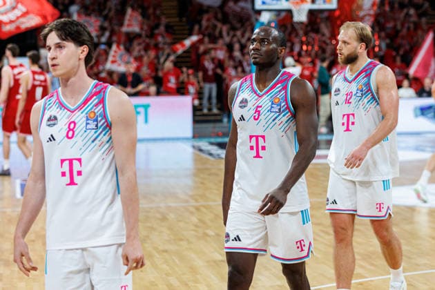 Kenan Reinhart (Telekom Baskets Bonn, 08), Tylan Birts (Telekom Baskets Bonn, 05), Melvin Jostmann (Telekom Baskets Bonn, 12), Spielende, enttaeuscht, Enttaeuschung, negative Emotionen, negative Emotion, BMA365 Bamberg Baskets vs. Telekom Baskets Bonn, Basketball, easyCredit BBL, 34. Spieltag, 10.05.2026 BMA365 Bamberg Baskets vs. Telekom Baskets Bonn, Basketball, easyCredit BBL, 34. Spieltag, 10.05.2026 Bamberg Copyright: xEibner-Pressefoto G.xSantemizx EP_EER