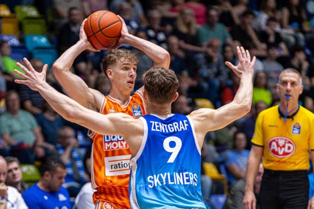 easyCredit Basketball Bundesliga BBL, Frankfurt am Main, Frankfurt Skyliners vs. Ratiopharm Ulm, Süwag Energie Arena Frankfurt am Main; 10.05.2026 easyCredit Basketball Bundesliga BBL, Frankfurt am Main, Germany - 10.05.2026: Ratiopharm Ulm im Ballbesitz gegen Leif Zentgraf (Frankfurt Skyliners, 9), Basketball Bundesliga, Spiel der Frankfurt Skyliners vs. Ratiopharm Ulm Süwag Energie Arena Frankfurt am Main Copyright: xBEAUTIFULxSPORTS Freudensteinx