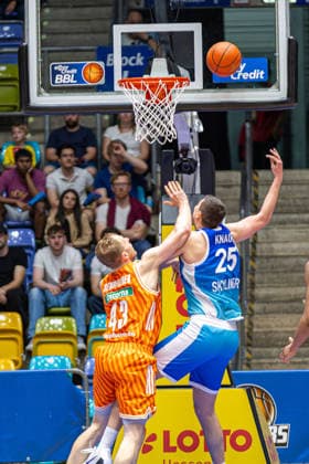 easyCredit Basketball Bundesliga BBL, Frankfurt am Main, Frankfurt Skyliners vs. Ratiopharm Ulm, Süwag Energie Arena Frankfurt am Main; 10.05.2026 easyCredit Basketball Bundesliga BBL, Frankfurt am Main, Germany - 10.05.2026: Christian Sengfelder (Ratiopharm Ulm, 43) gegen Jacob Knauf (Frankfurt Skyliners, 25), Basketball Bundesliga, Spiel der Frankfurt Skyliners vs. Ratiopharm Ulm Süwag Energie Arena Frankfurt am Main Copyright: xBEAUTIFULxSPORTS Freudensteinx