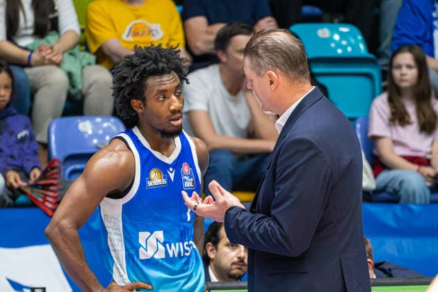 easyCredit Basketball Bundesliga BBL, Frankfurt am Main, Frankfurt Skyliners vs. Ratiopharm Ulm, Süwag Energie Arena Frankfurt am Main; 10.05.2026 easyCredit Basketball Bundesliga BBL, Frankfurt am Main, Germany - 10.05.2026: Isaiah Swope (Frankfurt Skyliners, 1) im Gespräch mit Klaus Perwas (Headcoach Frankfurt Skyliners), Basketball Bundesliga, Spiel der Frankfurt Skyliners vs. Ratiopharm Ulm Süwag Energie Arena Frankfurt am Main Copyright: xBEAUTIFULxSPORTS Freudensteinx