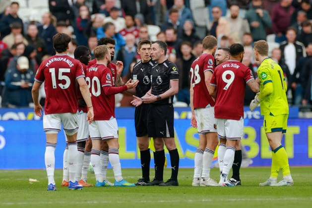 Premier League 2025 26 West Ham v Arsenal London Stadium 10.05.2026 Jarrod Bowen (C) of West Ham United talks to Referee, Christopher Kavanagh at the end of the match Premier League 2025 26 West Ham v Arsenal London Stadium 10.05.2026 Photograph By Marc Aspland The Times  Copyright: xMarcxAsplandx NINTCHDBPICT001079660795
