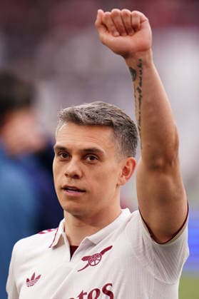 Premier League: West Ham United v Arsenal Leandro Trossard of Arsenal celebrates win with away support during the Premier League match West Ham United vs Arsenal at London Stadium, London, United Kingdom on 10 May 2026 (Photo by Harvey Murphy News Images) Copyright: xHarveyxMurphy NewsxImagesx