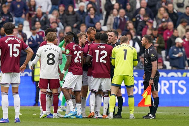 West Ham United v Arsenal, Premier League West Ham United Players surround Referee Chris Kavanagh after the West Ham United v Arsenal Premier League match at the London Stadium, London, England on 10 May 2026 Credit: Robbie Hoad Every Second Media Editorial use only. All images are copyright Every Second Media Limited. No images may be reproduced without prior permission. All rights reserved. Premier League and Football League images are subject to licensing agreements with Football DataCo Limited. see https: www.football-dataco.com Copyright: xIMAGO EveryxSecondxMediax ESM-1982-0092 RobbiexHoadx xEveryxSecondxMediax