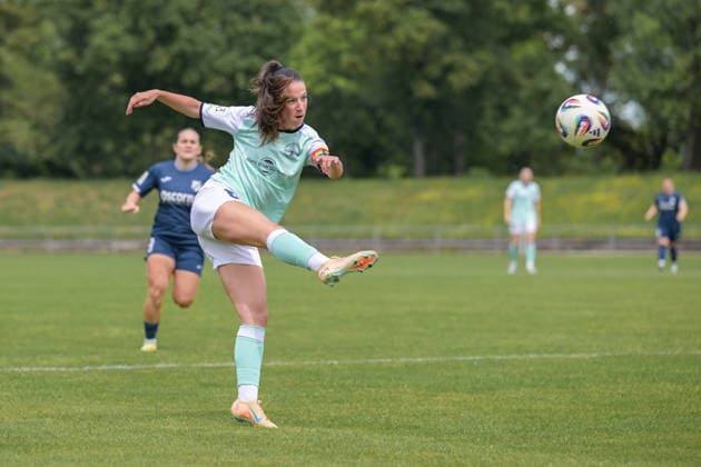 10.05.2026, Fußball, 2. Frauen-Bundesliga, 2025 2026, 25. Spieltag, SG 99 Andernach - SC Sand Lisa Kossmann (Andernach) schießt den Ball aufs Tor. Andernach Stadion Rheinland-Pfalz Deutschland