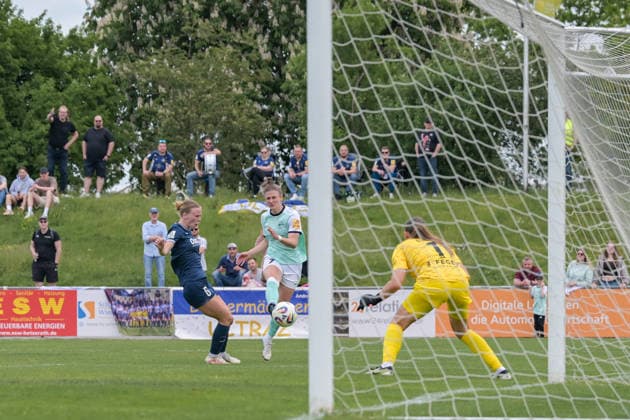 10.05.2026, Fußball, 2. Frauen-Bundesliga, 2025 2026, 25. Spieltag, SG 99 Andernach - SC Sand Carolin Schraa (7 Andernach) schießt auf das Tor. Milena Fischer (6 Sand) kommt zu spät. Andernach Stadion Rheinland-Pfalz Deutschland