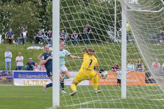 10.05.2026, Fußball, 2. Frauen-Bundesliga, 2025 2026, 25. Spieltag, SG 99 Andernach - SC Sand Torhüterin Jule Baum (1 Sand) hält den Schuss von Carolin Schraa (Andernach). Andernach Stadion Rheinland-Pfalz Deutschland