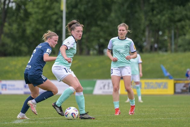 10.05.2026, Fußball, 2. Frauen-Bundesliga, 2025 2026, 25. Spieltag, SG 99 Andernach - SC Sand Leonie Krump (10 Andernach) verteidigt den Ball gegen Milena Fischer (6 Sand). Andernach Stadion Rheinland-Pfalz Deutschland