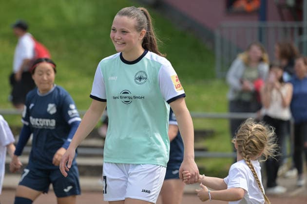 10.05.2026, Fußball, 2. Frauen-Bundesliga, 2025 2026, 25. Spieltag, SG 99 Andernach - SC Sand Malou Müller (Andernach) hat beim Einlaufen gute Laune. Andernach Stadion Rheinland-Pfalz Deutschland