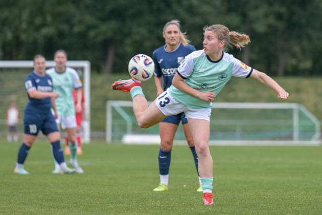 10.05.2026, Fußball, 2. Frauen-Bundesliga, 2025 2026, 25. Spieltag, SG 99 Andernach - SC Sand Marlene Ganßer (13 Andernach) spielt den Ball mit der Hake. Andernach Stadion Rheinland-Pfalz Deutschland