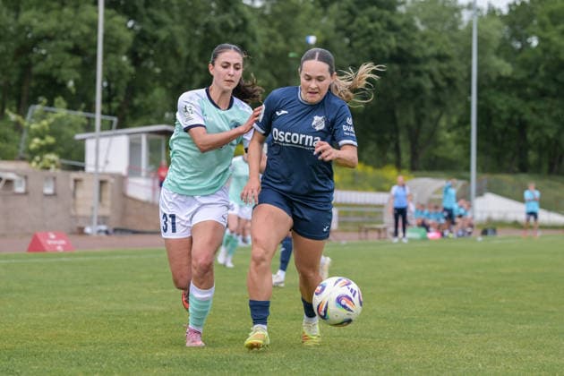 10.05.2026, Fußball, 2. Frauen-Bundesliga, 2025 2026, 25. Spieltag, SG 99 Andernach - SC Sand Muriel Bey (31 Andernach) im Zweikampf mit Pija Reininger (9 Sand). Andernach Stadion Rheinland-Pfalz Deutschland