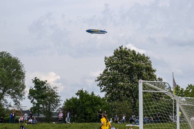 10.05.2026, Fußball, 2. Frauen-Bundesliga, 2025 2026, 25. Spieltag, SG 99 Andernach - SC Sand Ein Zeppelin über dem Stadion. Es ist ein großer Schriftzug mit Good Year zu lesen. Andernach Stadion Rheinland-Pfalz Deutschland