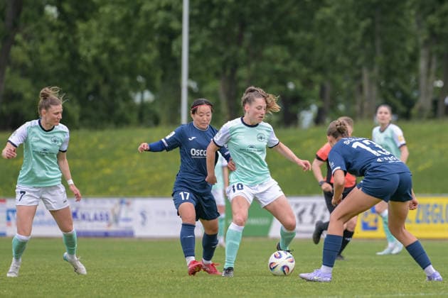10.05.2026, Fußball, 2. Frauen-Bundesliga, 2025 2026, 25. Spieltag, SG 99 Andernach - SC Sand Leonie Krump (10 Andernach) verteidigt den Ball und versucht an Ronja Schaer (13 Sand) vorbei zu kommen. Andernach Stadion Rheinland-Pfalz Deutschland
