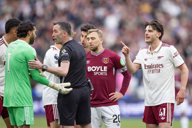 West Ham United v Arsenal FC, Premier League, Football, London Stadium, London, UK - 10 May 2026 Players from both teams surround Referee Chris Kavanagh London London Stadium Stratford GBR, UK NEWSPAPERS OUT Copyright: xEllixBirchx