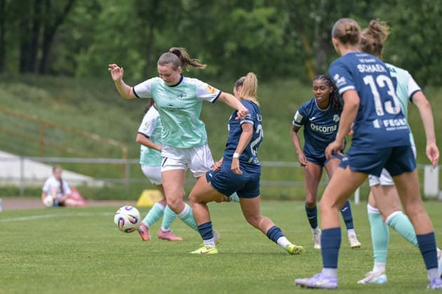 10.05.2026, Fußball, 2. Frauen-Bundesliga, 2025 2026, 25. Spieltag, SG 99 Andernach - SC Sand Malou Müller (27 Andernach) im Zweikampf mit Ivana Slipcevic (23 Sand). Andernach Stadion Rheinland-Pfalz Deutschland