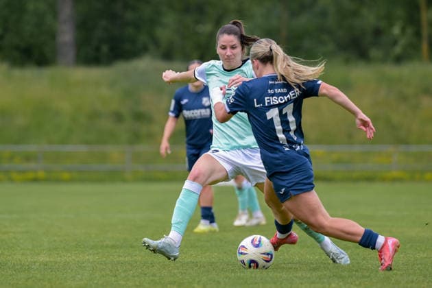 10.05.2026, Fußball, 2. Frauen-Bundesliga, 2025 2026, 25. Spieltag, SG 99 Andernach - SC Sand Magdalena Schumacher (Andernach) stoppt den Lauf von Leni Fischer (11 Sand). Andernach Stadion Rheinland-Pfalz Deutschland