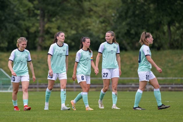 10.05.2026, Fußball, 2. Frauen-Bundesliga, 2025 2026, 25. Spieltag, SG 99 Andernach - SC Sand Andernachs Spielerinnen Marlene Ganßer (13), Magdalena Schumacher (23), Lisa Kossmann (6), Malou Müller (27) und Leonie Krump (10) schauen noch nicht sehr glücklich, trotz einer guten ersten Halbzeit. Andernach Stadion Rheinland-Pfalz Deutschland