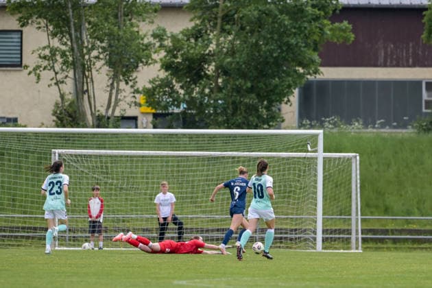 10.05.2026, Fußball, 2. Frauen-Bundesliga, 2025 2026, 25. Spieltag, SG 99 Andernach - SC Sand Milena Fischer (6 Sand) umspielt Torhüterin Lisa Krupp (rotes Trikot Andernach) und schiebt zum Führungstreffer ein. Andernach Stadion Rheinland-Pfalz Deutschland