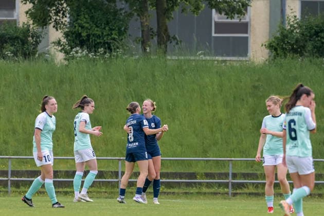 10.05.2026, Fußball, 2. Frauen-Bundesliga, 2025 2026, 25. Spieltag, SG 99 Andernach - SC Sand Milena Fischer (Sand) bejubelt ihren Führungstreffer mit Kim Schneider (8 Sand). Andernach Stadion Rheinland-Pfalz Deutschland