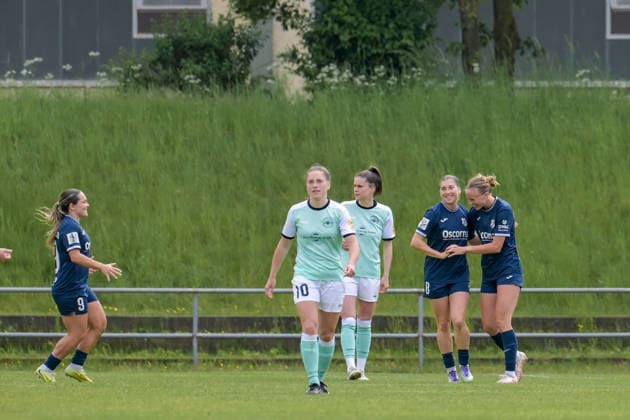 10.05.2026, Fußball, 2. Frauen-Bundesliga, 2025 2026, 25. Spieltag, SG 99 Andernach - SC Sand Kim Schneider (8 Sand) jubelt mit Milena Fischer (rechts). Andernach Stadion Rheinland-Pfalz Deutschland