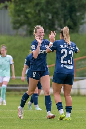 10.05.2026, Fußball, 2. Frauen-Bundesliga, 2025 2026, 25. Spieltag, SG 99 Andernach - SC Sand Milena Fischer (6 Sand) klatscht nach ihrem Treffer ihre Teamkollegin Ivana Slipcevic (23 Sand) ab. Andernach Stadion Rheinland-Pfalz Deutschland