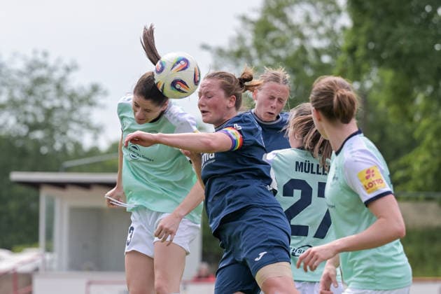 10.05.2026, Fußball, 2. Frauen-Bundesliga, 2025 2026, 25. Spieltag, SG 99 Andernach - SC Sand Kopfballduell zwischen Magdalena Schumacher (Andernach) und Jenny Gaugigl (22 Sand). Andernach Stadion Rheinland-Pfalz Deutschland