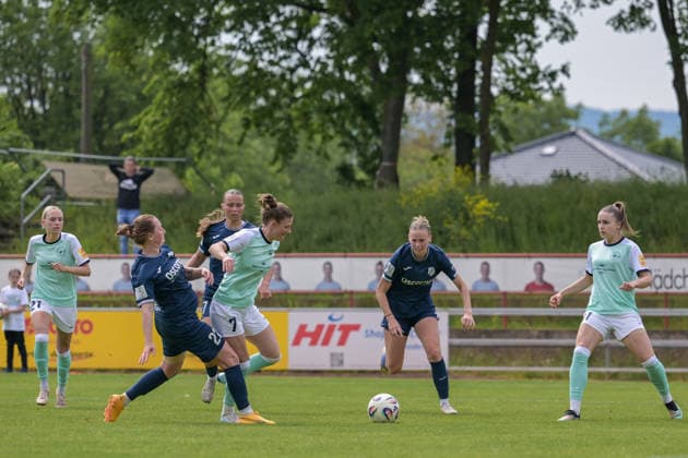 10.05.2026, Fußball, 2. Frauen-Bundesliga, 2025 2026, 25. Spieltag, SG 99 Andernach - SC Sand Carolin Schraa (7 Andernach) setzt sich gegen Jenny Gaugigl (22 Sand) durch. Andernach Stadion Rheinland-Pfalz Deutschland