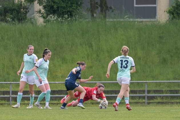 10.05.2026, Fußball, 2. Frauen-Bundesliga, 2025 2026, 25. Spieltag, SG 99 Andernach - SC Sand Lisa Krupp (rotes Trikot Andernach) stürzt sich auf den Ball und verhindert damit, dass Kim Schneider (8 Sand) an den Ball kommt. Andernach Stadion Rheinland-Pfalz Deutschland