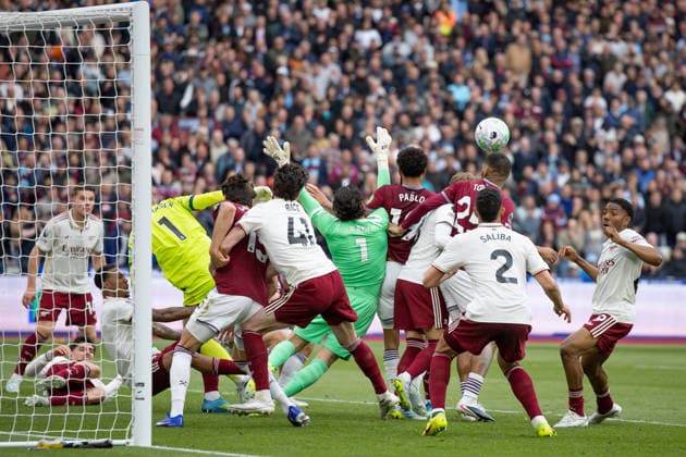 West Ham United v Arsenal FC, Premier League, Football, London Stadium, London, UK - 10 May 2026 Pablo of West Ham United (19) fouls Goalkeeper David Raya of Arsenal FC (1) in the build up to the diasllowed goal by Callum Wilson of West Ham United (9) London London Stadium Stratford GBR, UK NEWSPAPERS OUT Copyright: xEllixBirchx
