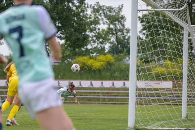 10.05.2026, Fußball, 2. Frauen-Bundesliga, 2025 2026, 25. Spieltag, SG 99 Andernach - SC Sand Lisa Kossmann (Andernach) köpft, nach einer Flanke von Carolin Schraa (7 Andernach) die Bäckermädchen zu einem Punkt in ihrem letzten Heimspiel. Sie erzielte damit ihr erstes Saisontor. Andernach Stadion Rheinland-Pfalz Deutschland