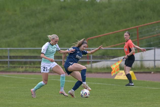 10.05.2026, Fußball, 2. Frauen-Bundesliga, 2025 2026, 25. Spieltag, SG 99 Andernach - SC Sand Isabel Pfeiffer (21 Andernach) und Anne Rotzinger (15 Sand) im Zweikampf. Andernach Stadion Rheinland-Pfalz Deutschland