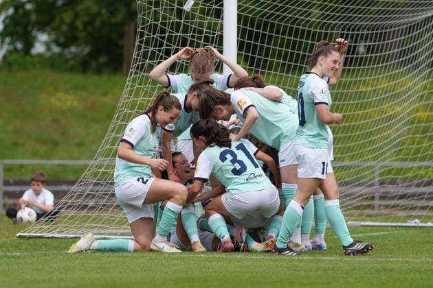 10.05.2026, Fußball, 2. Frauen-Bundesliga, 2025 2026, 25. Spieltag, SG 99 Andernach - SC Sand Lisa Kossmann Andernach)sitzt auf dem Boden und jubelt nach ihrem sehenswerten Flugkopfball. Ihre Mitspielerinnen freuen sich mit ihr. Es ist ihr letztes Heimspiel. Andernach Stadion Rheinland-Pfalz Deutschland
