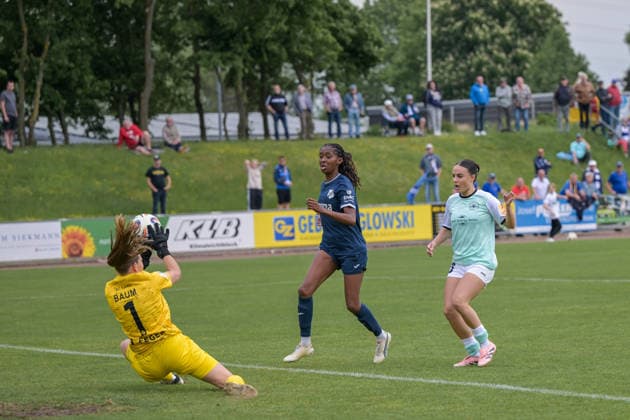 10.05.2026, Fußball, 2. Frauen-Bundesliga, 2025 2026, 25. Spieltag, SG 99 Andernach - SC Sand Torhüterin Jule Baum (1 Sand) pariert den Schuss von Rinesa Alija (20 Andernach). Andernach Stadion Rheinland-Pfalz Deutschland