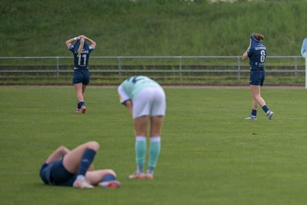 10.05.2026, Fußball, 2. Frauen-Bundesliga, 2025 2026, 25. Spieltag, SG 99 Andernach - SC Sand Leni Fischer (11 Sand) und Kim Schneider (8 Sand) ziehen sich nach dem Schlusspfiff die Trikots über den Kopf. Das Unentschieden fühlt sich wie eine Niederlage an. Andernach Stadion Rheinland-Pfalz Deutschland