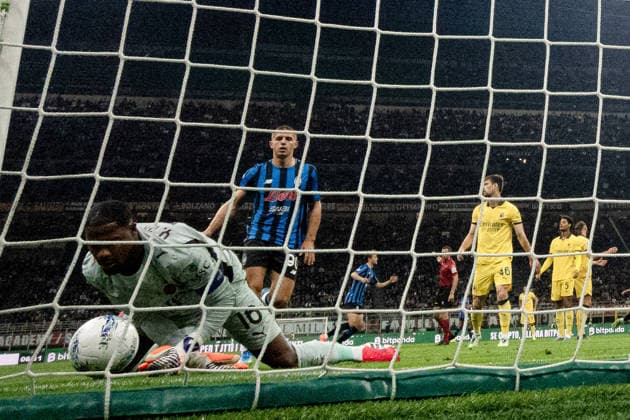 AC Milan s goalkeeper Mike Maignan shows his dejection goal 0-1 during the Serie A soccer match between Milan and Atalanta at the San Siro Stadium in Milano Italy - 10 may 2026. - Soccer .  Copyright: xAlbertoxMariani LaPressex