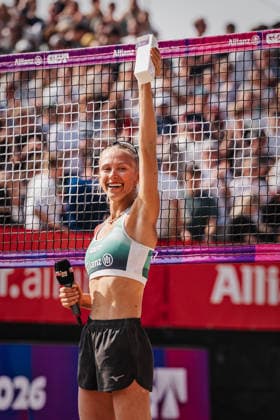 Beachvolleyball Frauen Allianz German Beach Tour 2026 Tourstop Düsseldorf 10.05.2026 Paula Schürholz mit dem Pokal Düsseldorf Robert-Lehr-Ufer Nordrhein-Westfalen Deutschland