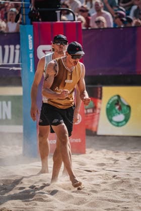 Beachvolleyball Männer Allianz German Beach Tour 2026 Tourstop Düsseldorf 10.05.2026 v.l. Paul Henning und Lukas Pfretzschner jubeln Düsseldorf Robert-Lehr-Ufer Nordrhein-Westfalen Deutschland