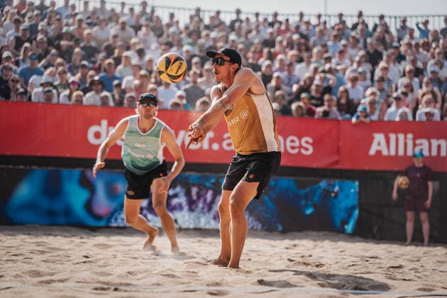 Beachvolleyball Männer Allianz German Beach Tour 2026 Tourstop Düsseldorf 10.05.2026 Lukas Pfretzschner nimmt den Ball an Düsseldorf Robert-Lehr-Ufer Nordrhein-Westfalen Deutschland