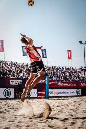 Beachvolleyball Männer Allianz German Beach Tour 2026 Tourstop Düsseldorf 10.05.2026 Aufschlag von Luis Kubo Düsseldorf Robert-Lehr-Ufer Nordrhein-Westfalen Deutschland