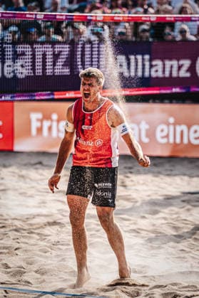 Beachvolleyball Männer Allianz German Beach Tour 2026 Tourstop Düsseldorf 10.05.2026 Luis Kubo ärgert sich und schmeißt mit Sand um sich Düsseldorf Robert-Lehr-Ufer Nordrhein-Westfalen Deutschland