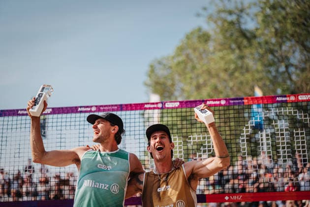 Beachvolleyball Männer Allianz German Beach Tour 2026 Tourstop Düsseldorf 10.05.2026 v.l. Paul Henning und Lukas Pfretzschner gewinnen das Turnier in Düsseldorf und jubeln Düsseldorf Robert-Lehr-Ufer Nordrhein-Westfalen Deutschland