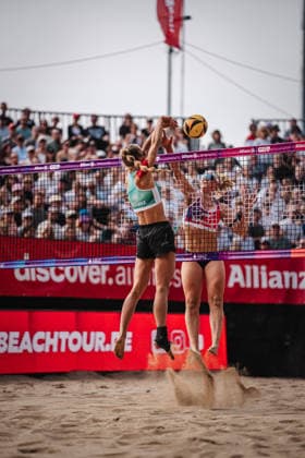 Beachvolleyball Frauen Allianz German Beach Tour 2026 Tourstop Düsseldorf 10.05.2026 v.l. Paula Schürholz blockt Anna Behlen Düsseldorf Robert-Lehr-Ufer Nordrhein-Westfalen Deutschland